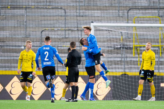 Halmstads Erik Ahlstrand jublar med lagkamrater