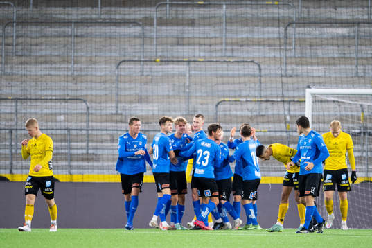 Halmstads Erik Ahlstrand jublar med lagkamrater