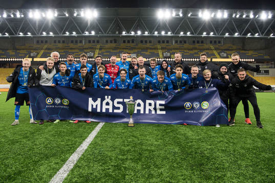 Halmstads spelare och ledare jublar