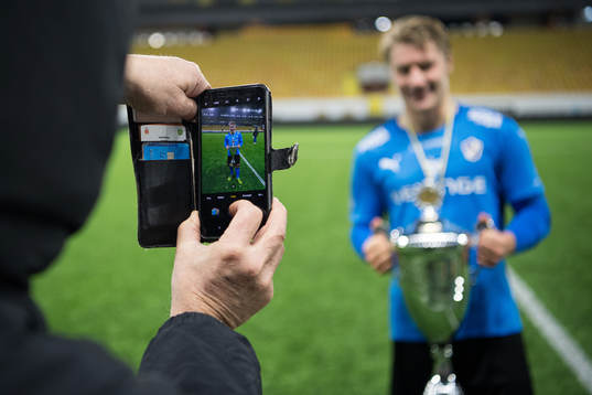 Halmstads spelare med pokalen blir fotograferad med