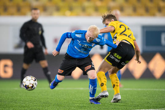 Halmstads Pontus Carlsson och Elfsborgs Kevin Holmén