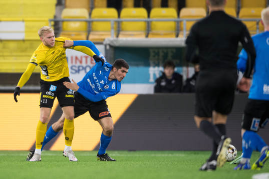Elfsborgs Sveinn Aron Gudjohnsen och Halmstads Taulant