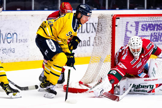 Södertäljes Leon Wallner och Modos målvakt Tex