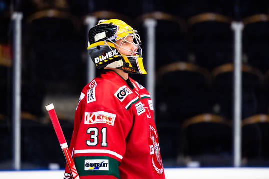 Modos målvakt Henrik Tikkanen byts in