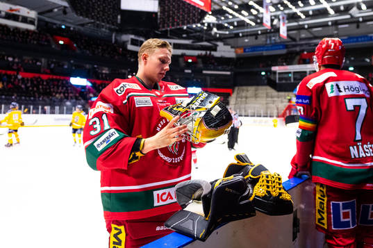 Modos målvakt Henrik Tikkanen byts in