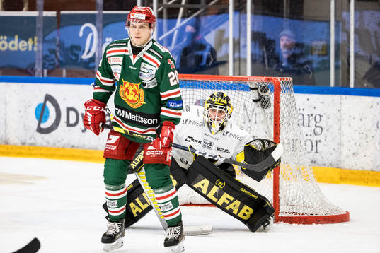 Moras Nils Thomasson och Västerås målvakt Johan
