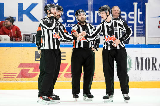 Domare Daniel Wessner och Mattias Enroth och linjeman