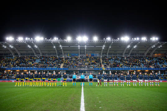 The players of Sweden and of Finland at lineup