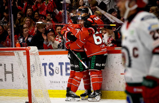 Örebros Emil Larsson gör 1-0 och jublar Robert Leino