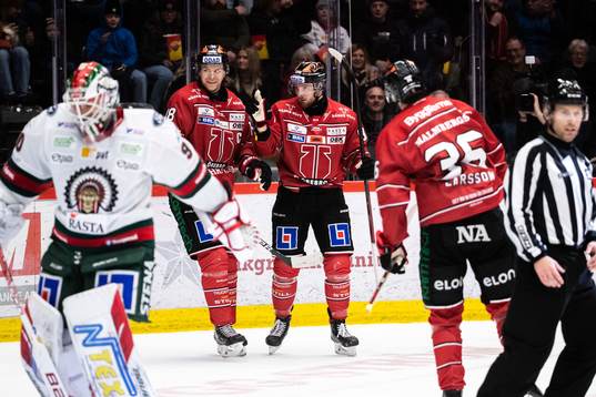 Örebros Robin Kovacs jublar med lagkamrater