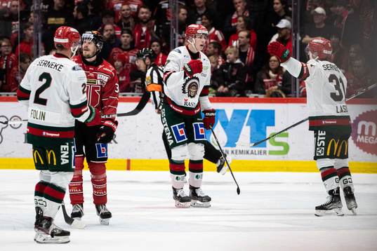 Frölundas Nicklas Lasu  jublar med lagkamrater