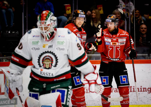 Örebros Robin Kovacs jublar med Rodrigo Abols vid 3-0