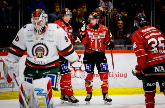 Örebros Robin Kovacs jublar med Rodrigo Abols vid 3-0
