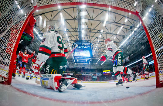 Örebros Emil Larsson gör 1-0 och Örebros Robert Leino