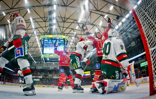 Örebros Oliver Eklind jublar