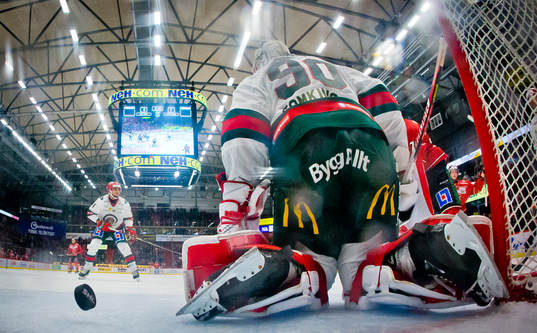 Örebros Elias Ekström jublar