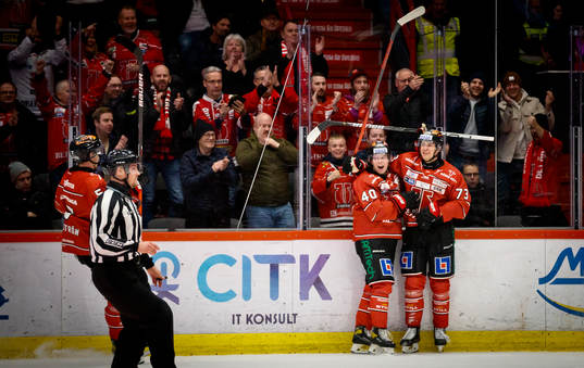 Örebros Elias Ekström gör 4-1 och jublar med Oliver