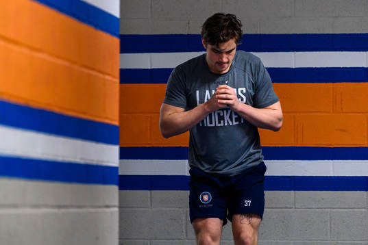 Växjös Glenn Gustafsson värmer upp före ishockeymatchen
