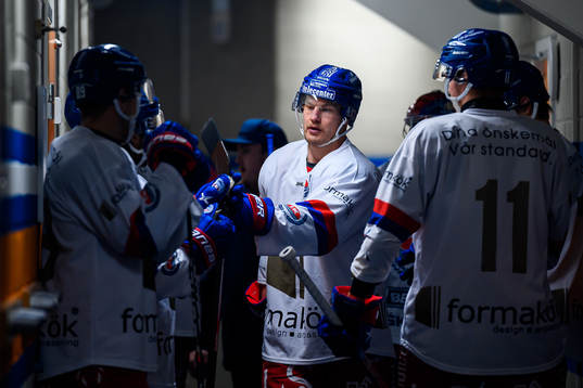 Oskarshamns Jonas Engström före ishockeymatchen i SHL