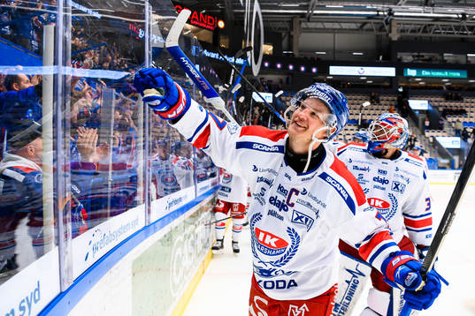 Oskarshamns Jonas Engström jublar framför fansen