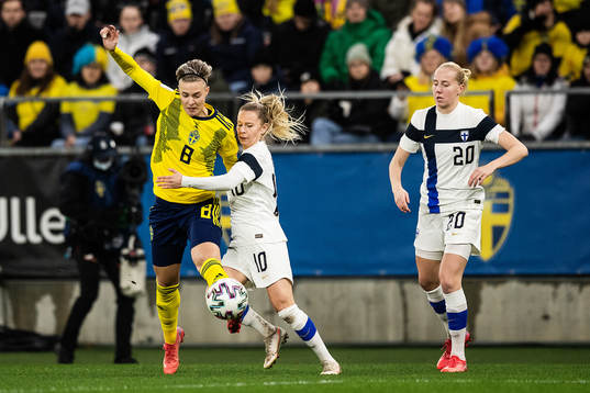Lina Hurtig of Sweden and Emmi Alanen of Finland