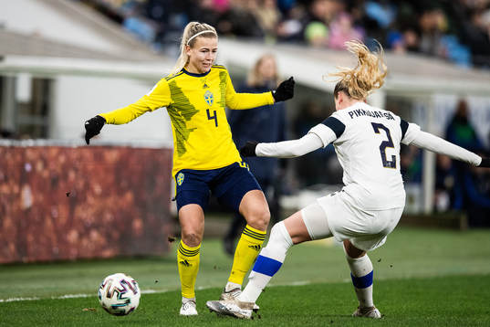Hanna Glas of Sweden and Elli Pikkujämsä of Finland