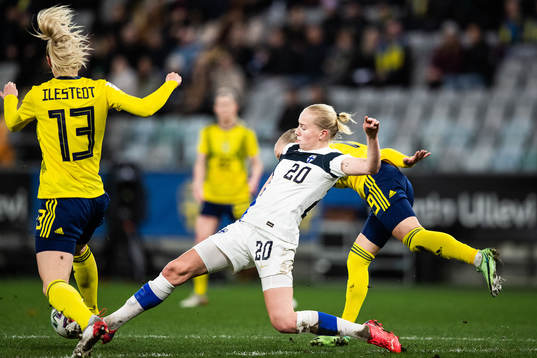 Eveliina Summanen of Finland and Filippa Curmark of Sweden