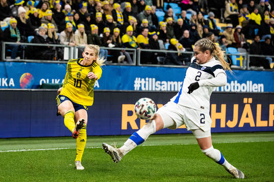 Sofia Jakobsson of Sweden and Elli Pikkujämsä of Finland