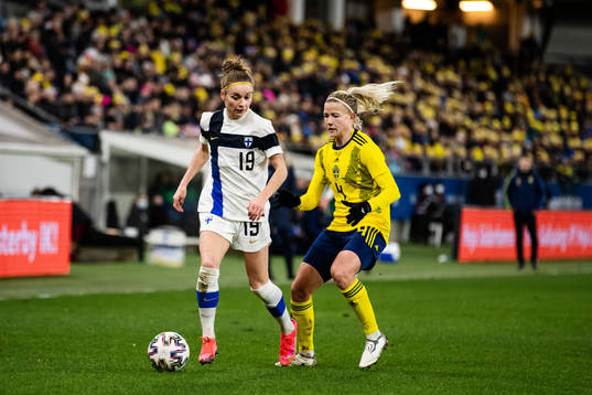 Essi Sainio of Finland and Hanna Glas of Sweden