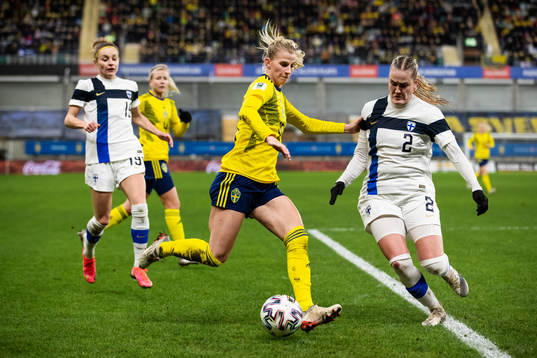 Sofia Jakobsson of Sweden and Elli Pikkujämsä of Finland