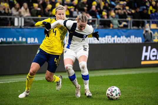 Hanna Glas of Sweden and Elli Pikkujämsä of Finland