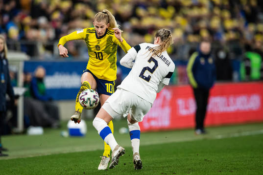 Sofia Jakobsson of Sweden and Elli Pikkujämsä of Finland