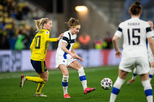 Sofia Jakobsson of Sweden and Essi Sainio of Finland