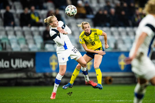 Fridolina Rolfö of Sweden and Eveliina Summanen of Finland