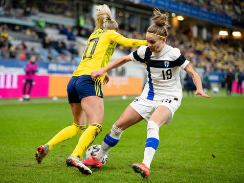 Sofia Jakobsson of Sweden and Essi Sainio of Finland