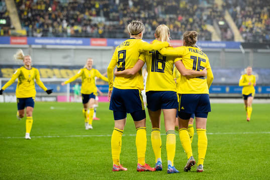 Fridolina Rolfö of Sweden celebrates scoring 1-0 with team