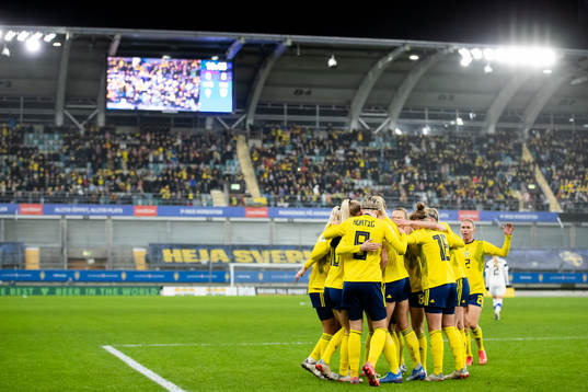 Fridolina Rolfö of Sweden celebrates scoring 1-0 with team
