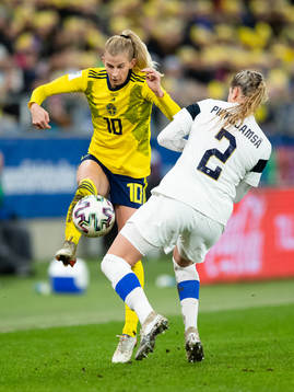 Sofia Jakobsson of Sweden and Elli Pikkujämsä of Finland