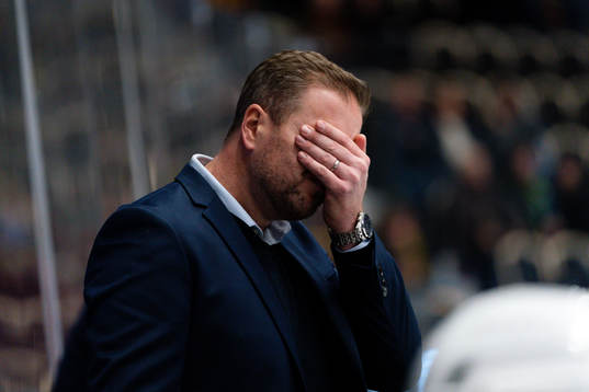 Djurgårdens assisterande tränare Mikael Aaro deppar