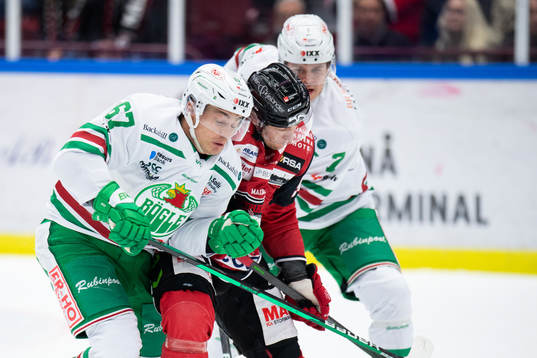 Malmö Redhawks Carl Persson mot Rögles Leon Bristedt och
