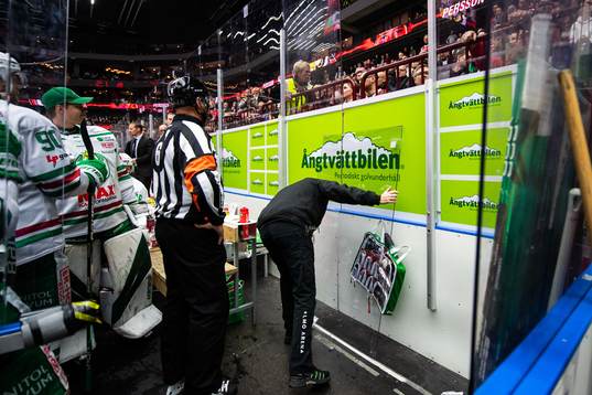 En plexiglasskiva har lossnat och ramlat på Rögles