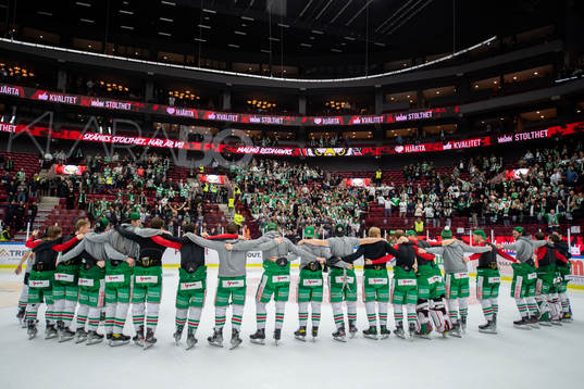 Rögles spelare jublar mot sina supportrar