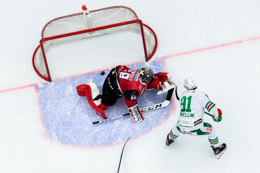 Rögles Adam Tambellini gör det matchavgörande 3-4 målet