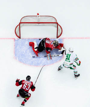 Rögles Adam Tambellini gör det matchavgörande 3-4 målet