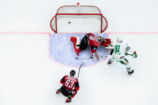 Rögles Adam Tambellini gör det matchavgörande 3-4 målet