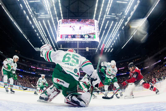 Malmö Redhawks Anton Olsson oroar mot Rögles målvakt