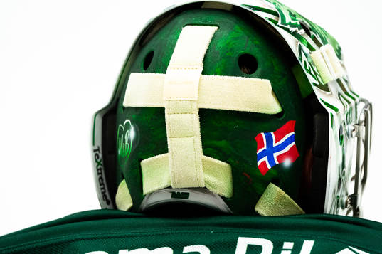 Färjestads målvakt Henrik Haukelands hjälm