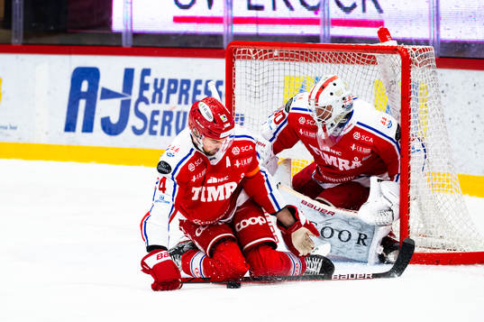 Timrås Tim Erixon och målvakt Jacob Johansson