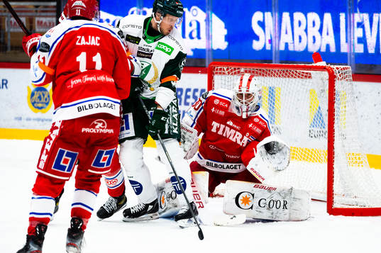 Timrås målvakt Jacob Johansson räddar