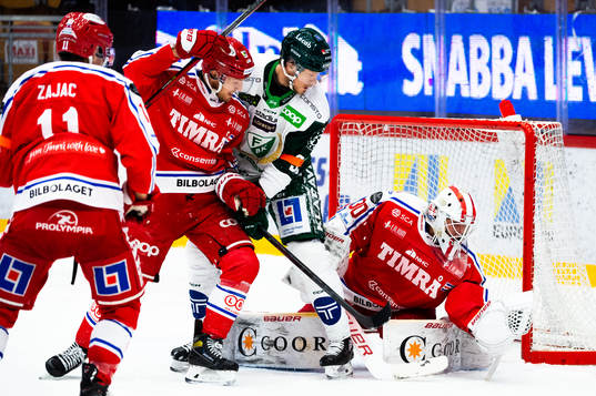 Timrås målvakt Jacob Johansson räddar